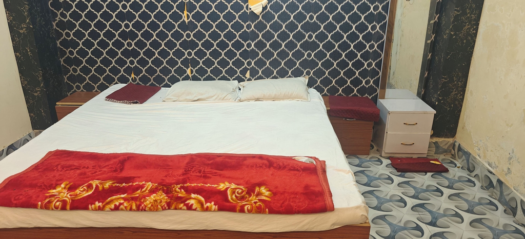 Room 2, Hotel manyawar, Allahabad
