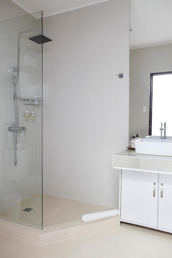 Bathroom 4, Blue Marina, Malay