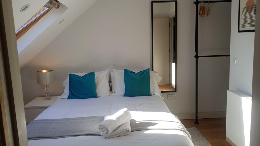 Bedroom 2, Camden Town Apartments by PrimeCityHOsts, London
