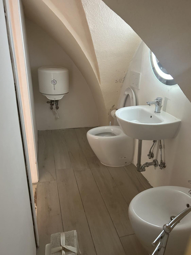 Bathroom 2, Il Salento di Socrate e Socrata, Lecce