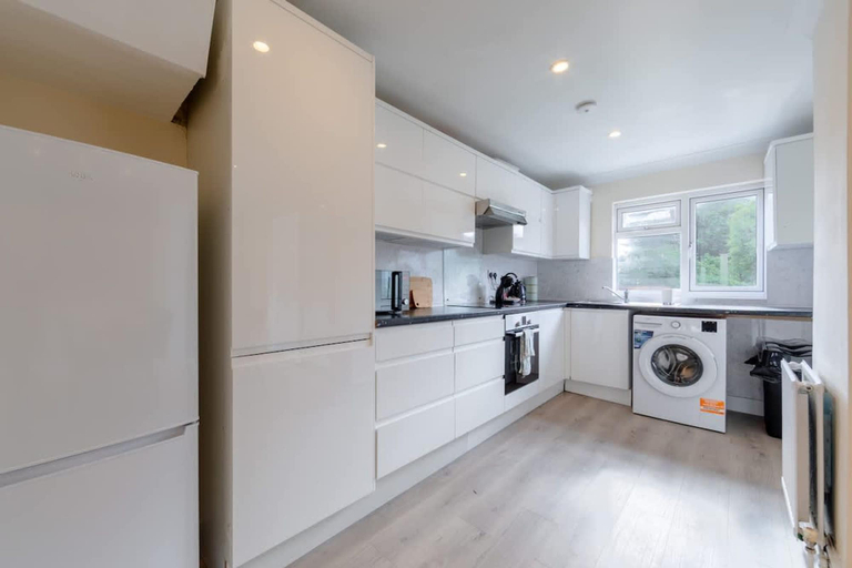 Room 3, Perfect Booking 3 Bed Home With Free Parking, Bristol