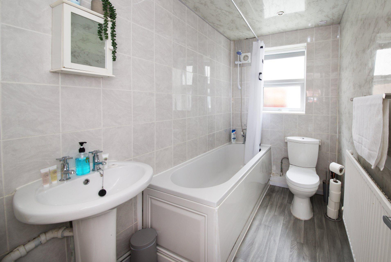 Bathroom, GuestReady Modern 2BR Home by Anfield Stadium, Sefton