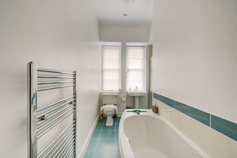 Bathroom 2, GuestReady - 2BR Apartment in Bruntsfield, Edinburgh