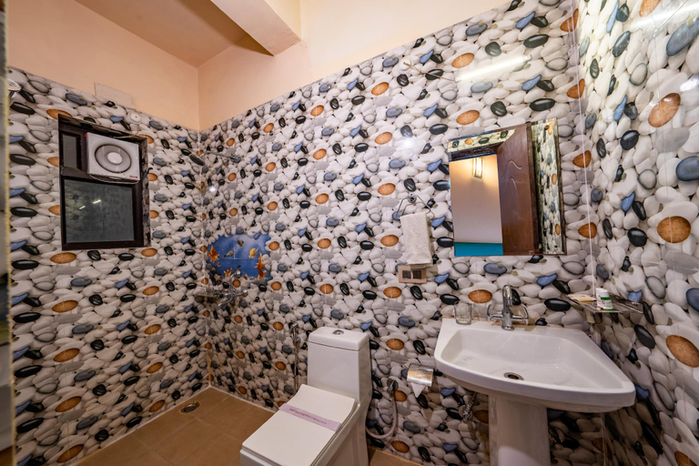 Bathroom, Moonlight Lake Resort Bhimtal By Wild Cherry, Nainital