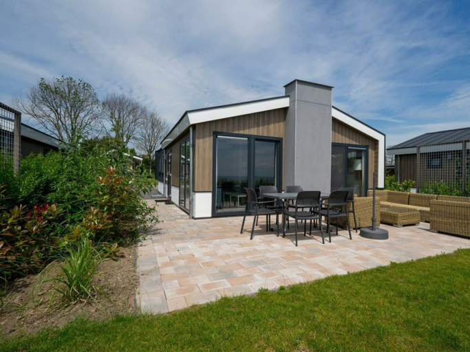 Outdoor dining 4, Pavilion Waterfront 6, Stede Broec