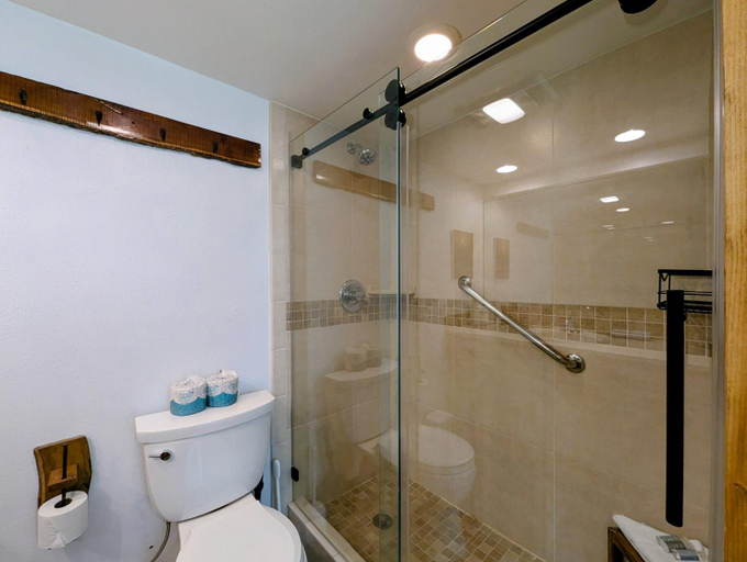 Bathroom 3, Quicksilver 1613, Summit