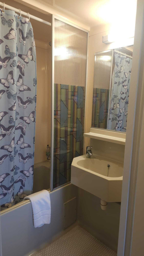 Bathroom 4, Abbey House Hotel, Reading
