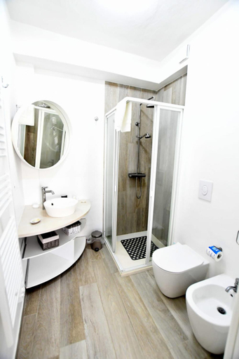 Bathroom 3, Mirada, Bari