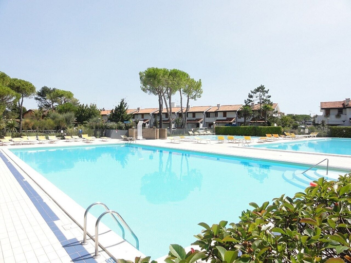 Pool 4, Charming Two-storey Home, Venezia