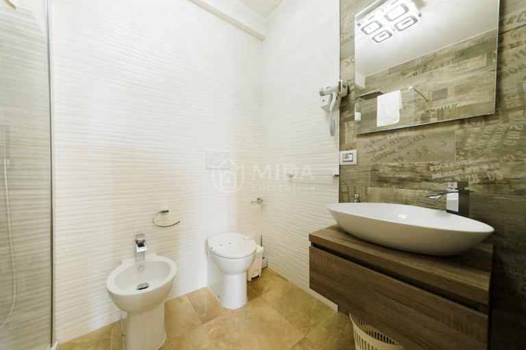 Bathroom 5, Artemar, Lecce