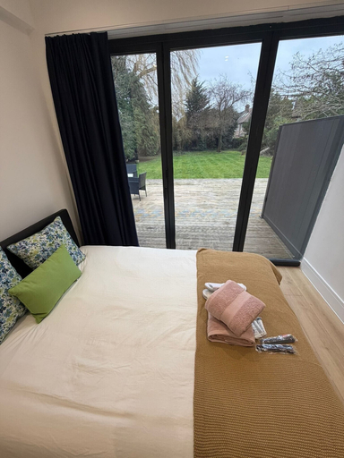 Room 2, Studio - Sleeps 2 - Free Parking, London