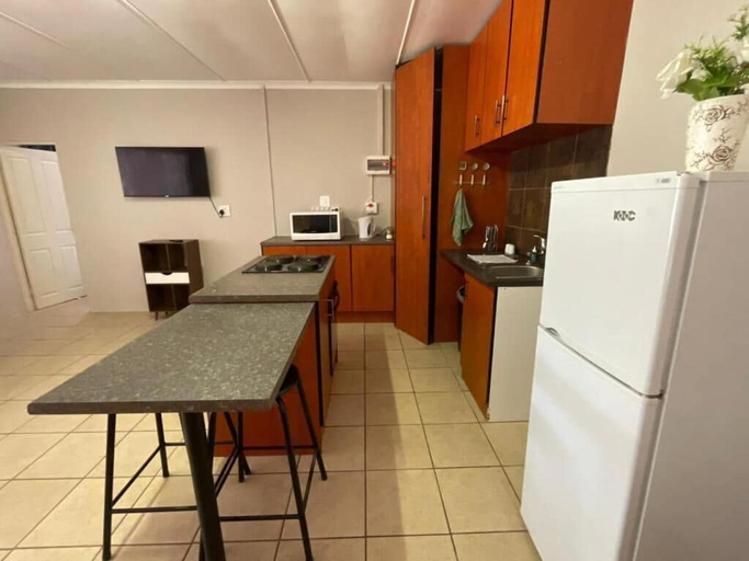 Private kitchen 3, Finch and Fern Guest house, Mangaung
