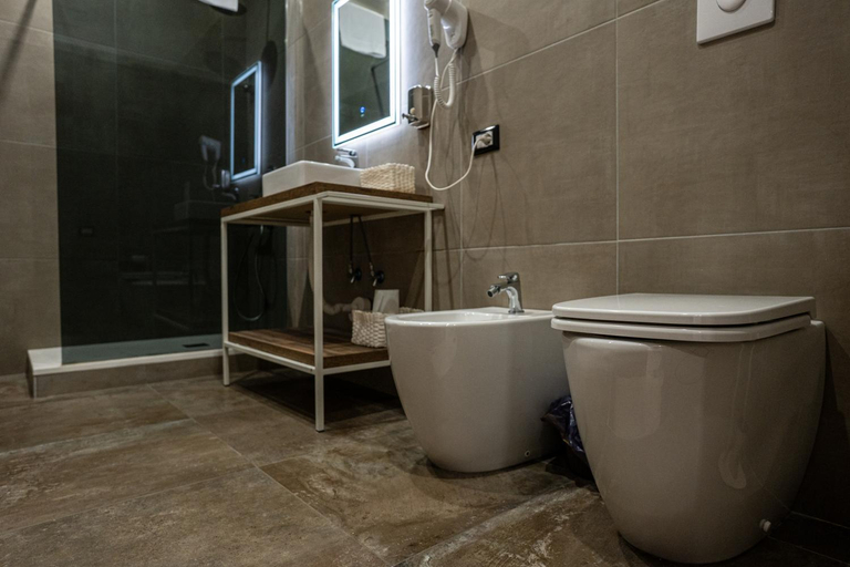 Bathroom 2, Venus of Milo, Napoli