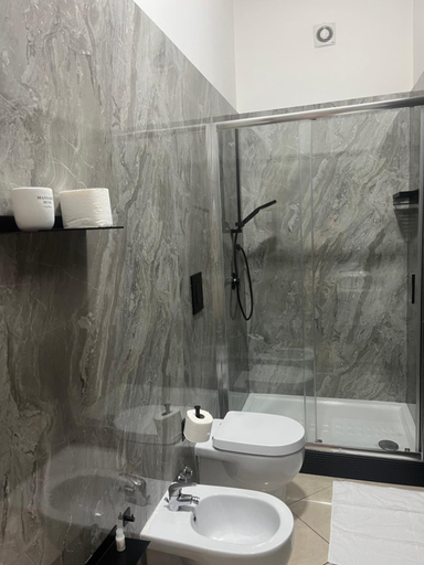 Bathroom 2, B&B Da Giovanni, Caserta
