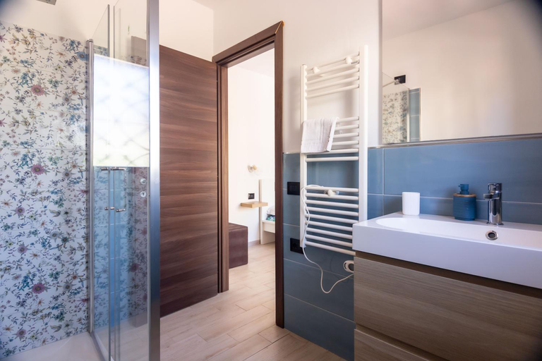 Bathroom 3, Zenia Rooms, Nuoro