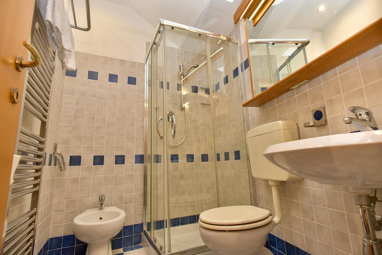 Bathroom 2, The Vernazza Main Plaza - Rooms & Apartment, La Spezia