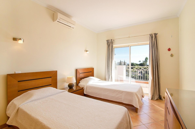 Room 4, Villa Sleeps 8 With Pool and Parking, Albufeira