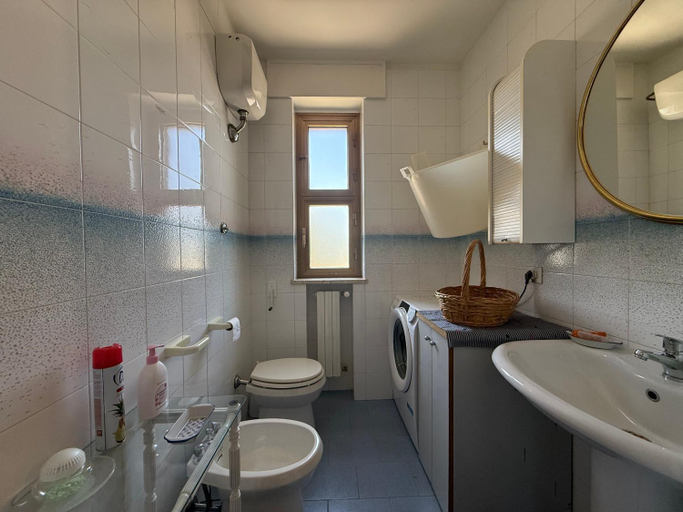 Bathroom 2, Happy's Casa, Bari