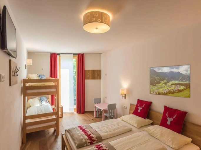Room 2, Mountain View Holiday Home for 8 With Sauna, Zell am See
