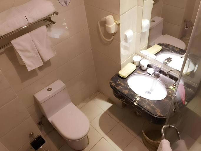 Bathroom 3, GreenTree Inn DingZhou Railway Station Business Hotel, Baoding
