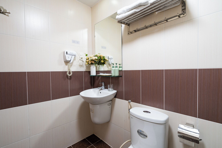 Bathroom 4, Galaxy Hotel & Apartment Near SECC, District 7
