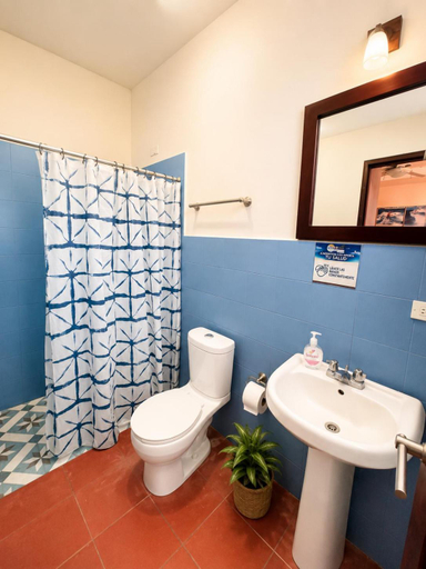 Bathroom, Hotel Yalta's Inn, Tola