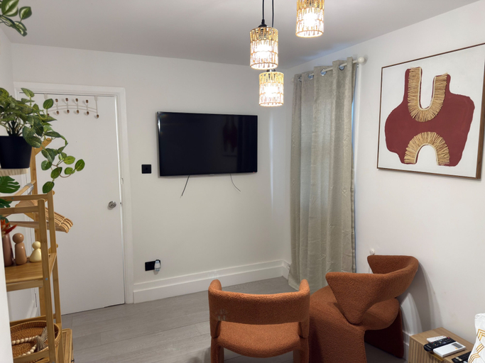 Interior 3, Studio - Sleeps 2 & Free Parking, London