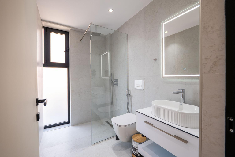 Bathroom 3, Hotel Imperio, Sarandës