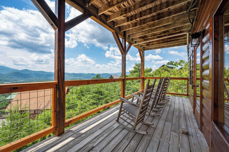 Property grounds 2, Amazing View Lodge, Sevier