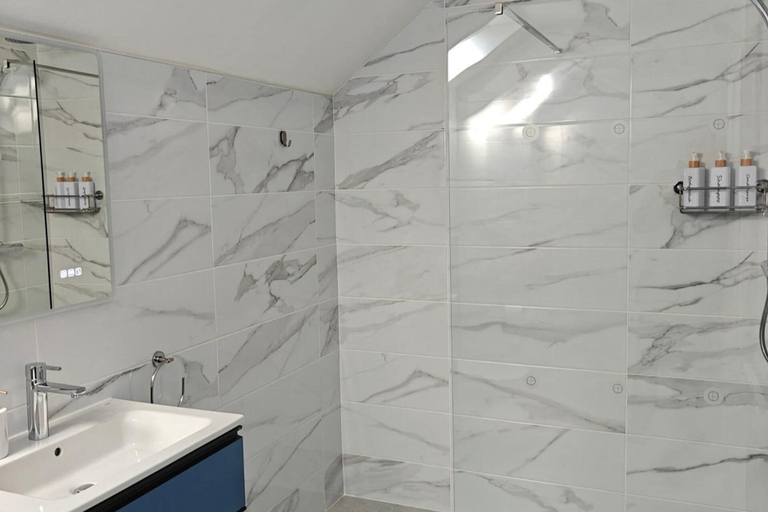 Bathroom 4, 4 Bed House Sleeps 8 - Enclosed Garden - Parking