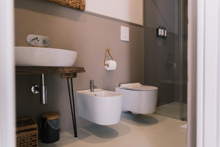 Bathroom 3, La Carrera, Matera
