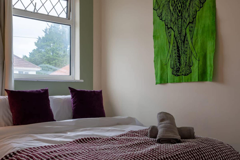Room 5, Perfect Booking 3 Bed Home With Free Parking, Bristol