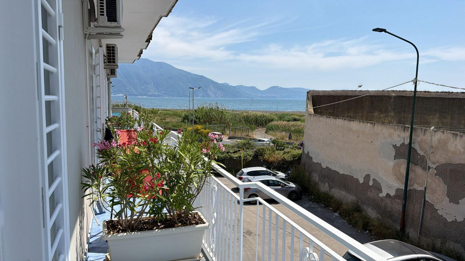 Others 4, Casa Emy, Napoli