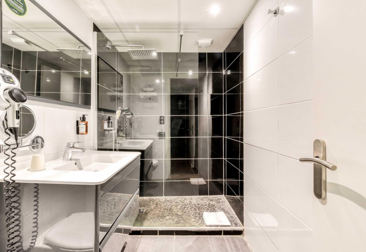 Bathroom 3, B&B HOTEL Perpignan Centre, Pyrénées-Orientales