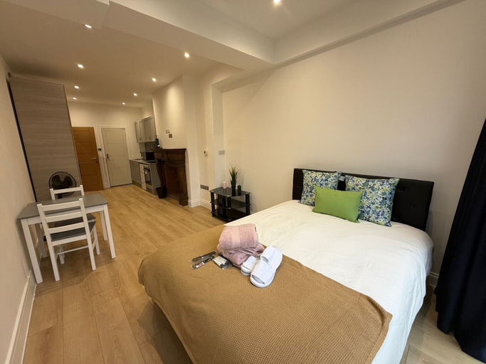 Room 4, Studio - Sleeps 2 - Free Parking, London