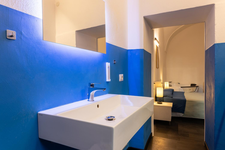 Bathroom 5, La Dama del Castello, Oristano