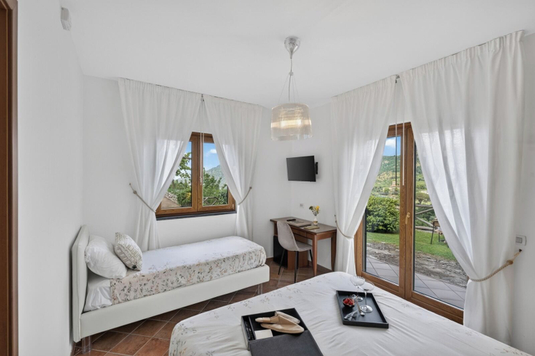 Bedroom 4, Villevieille, Napoli