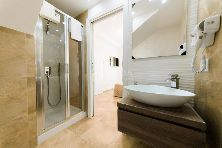 Bathroom 3, Artemar, Lecce