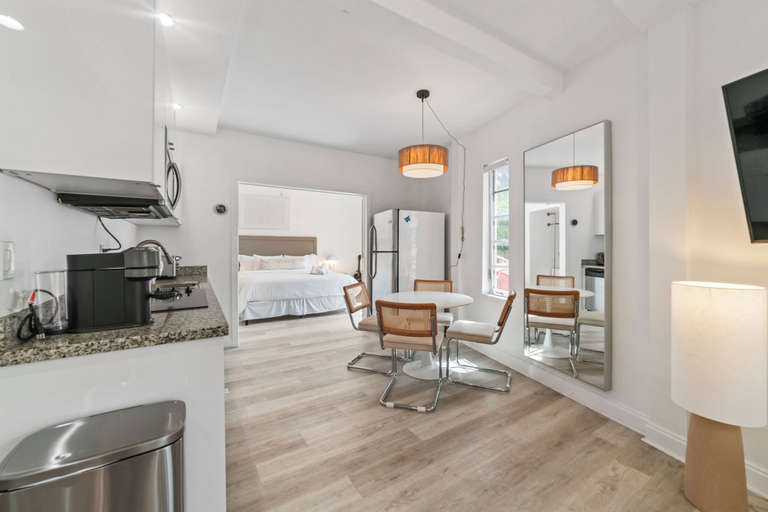 Room 4, Iconic Ocean Drive Retreat, Miami-Dade