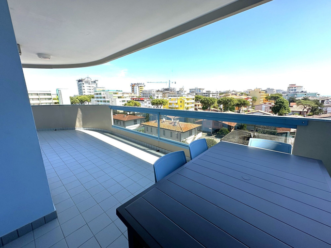 Balcony 5, Flat With Terrace in Residence 50m From the sea, Venezia
