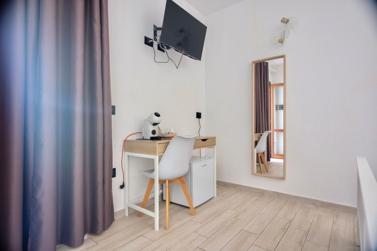 Others 5, Zenia Rooms, Nuoro