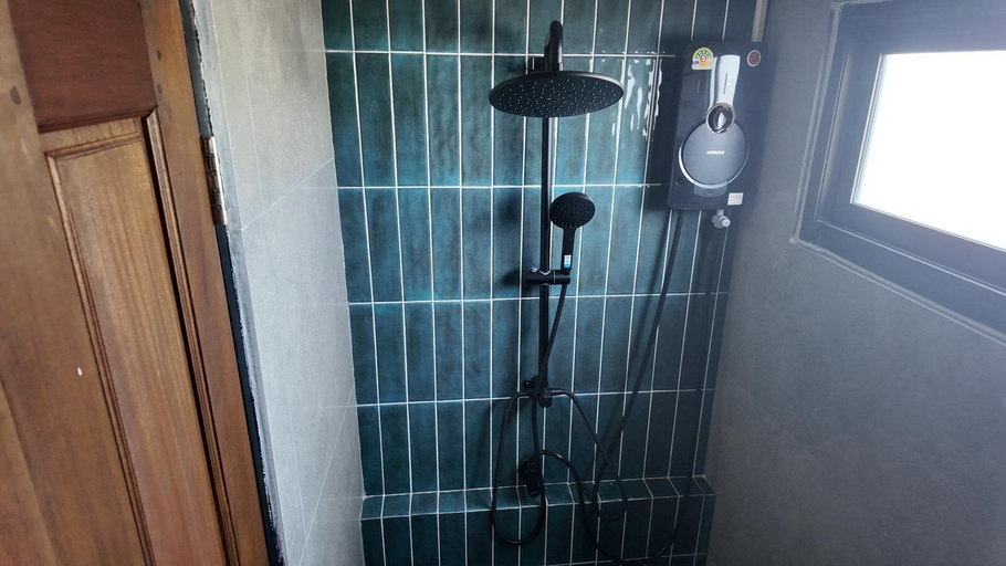 Bathroom 2, Blend Hostel, Phuket Island