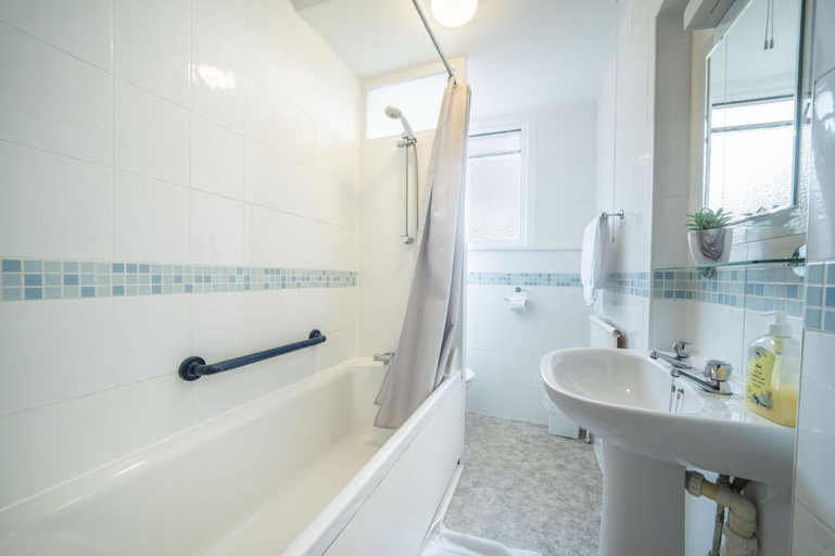 Bathroom 2, Lelola Lodge, Poole