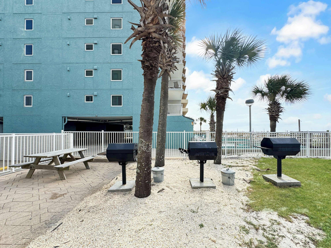 Outdoor dining 5, Ocean House 2701 Beachfront, Baldwin