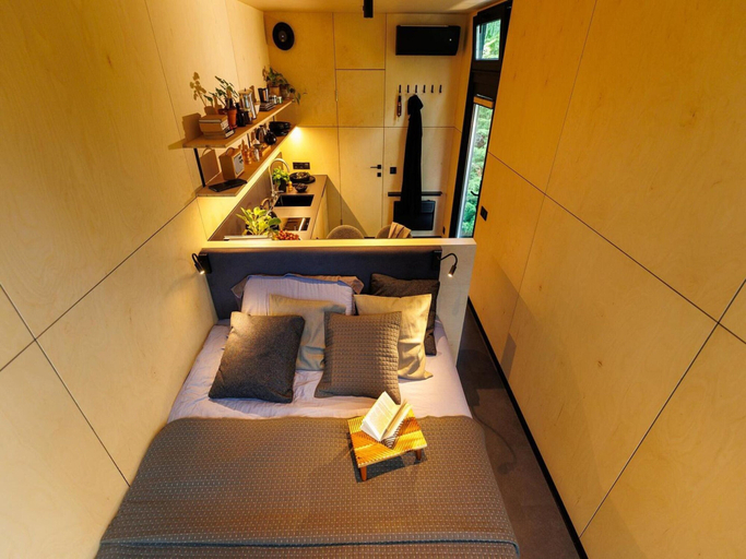Room 2, Stunning Mirror House with Riverside Jacuzzi, Wierden