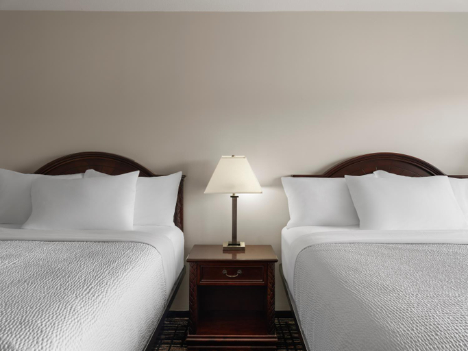Bedroom 2, Avalon Hotel & Conference Center, Chippewa