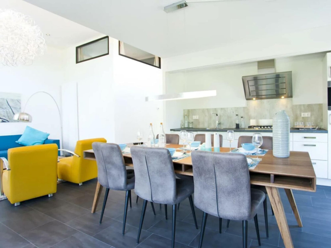 Dining 4, Holiday Home in Halfweg With Terrace, Haarlemmerliede c.a.