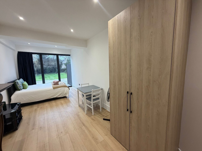 Room 3, Studio - Sleeps 2 - Free Parking, London