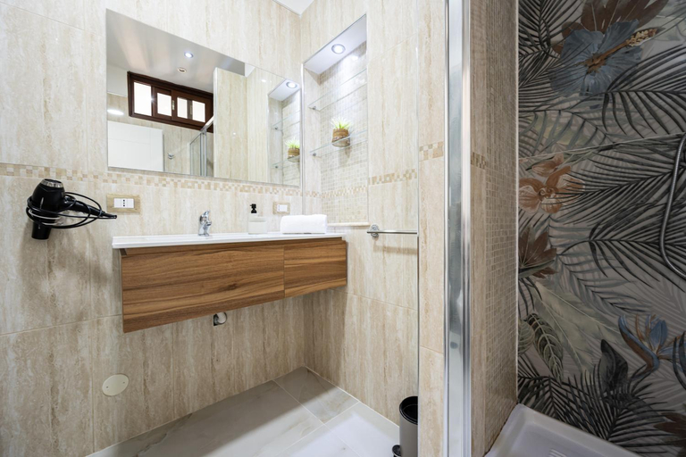 Bathroom 2, Giordano Suite Center, Napoli