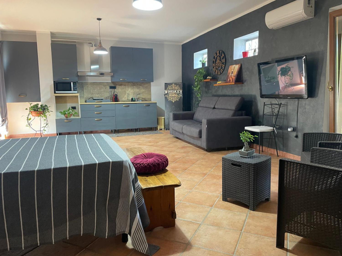 Others 5, L'aura monolocale con cucina, Sassari